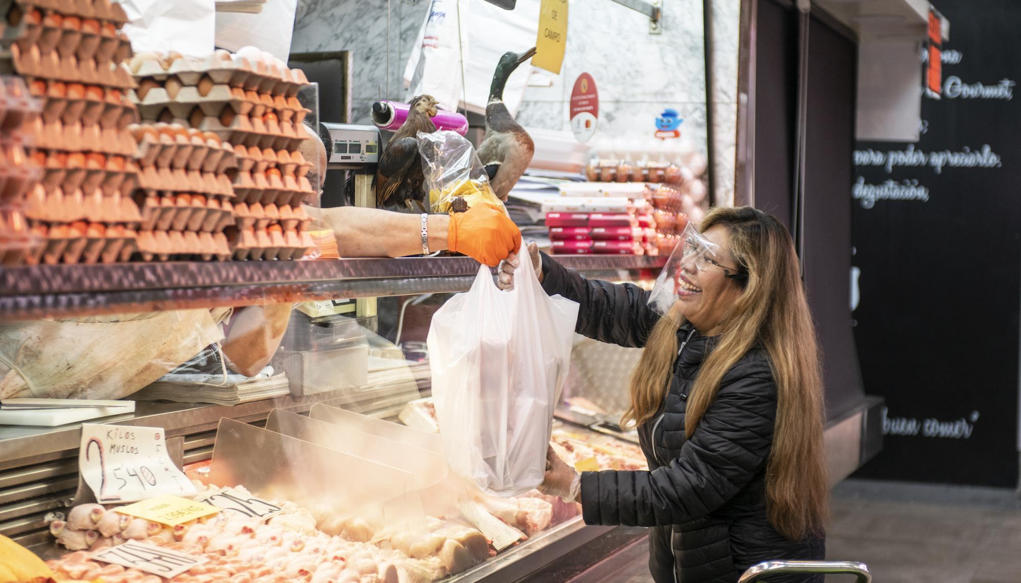 Mercado Maravillas, la cercanía del comercio tradicional no para durante el estado de alarma - 12